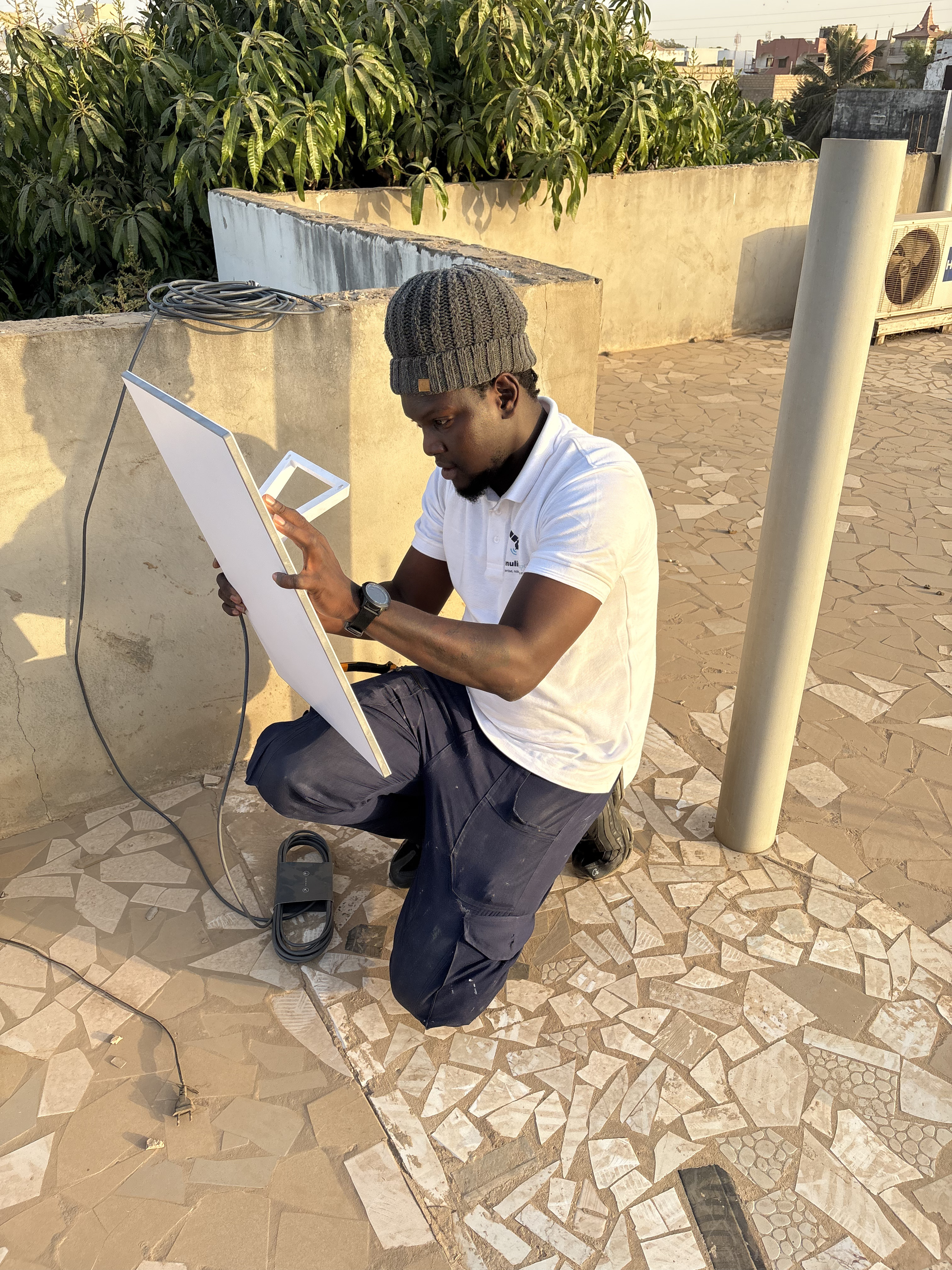 Installation d'une antenne Starlink sur un toit