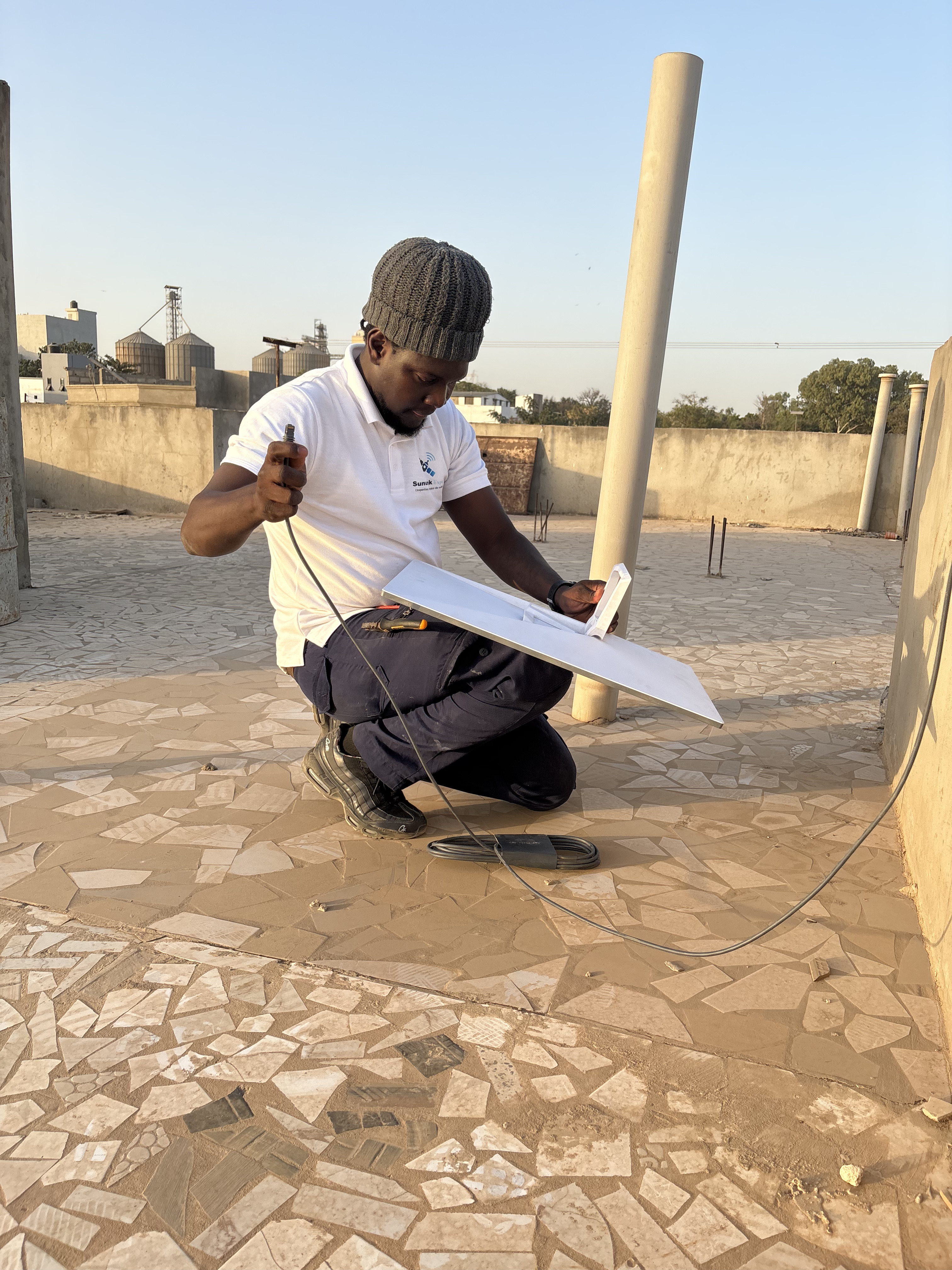 Technicien expert installant une antenne Starlink