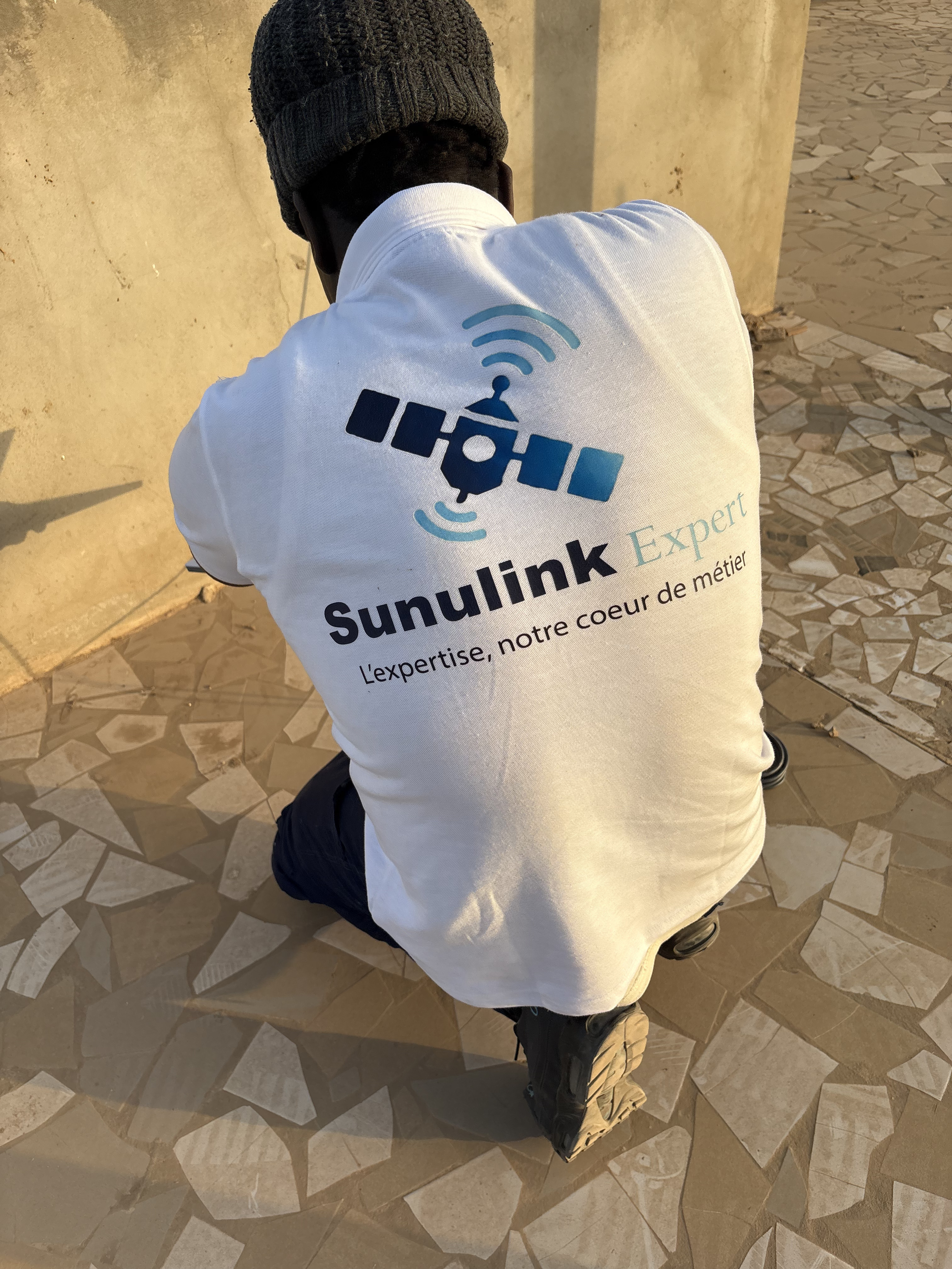 Antenne Starlink posée sur un mât pour une meilleure réception